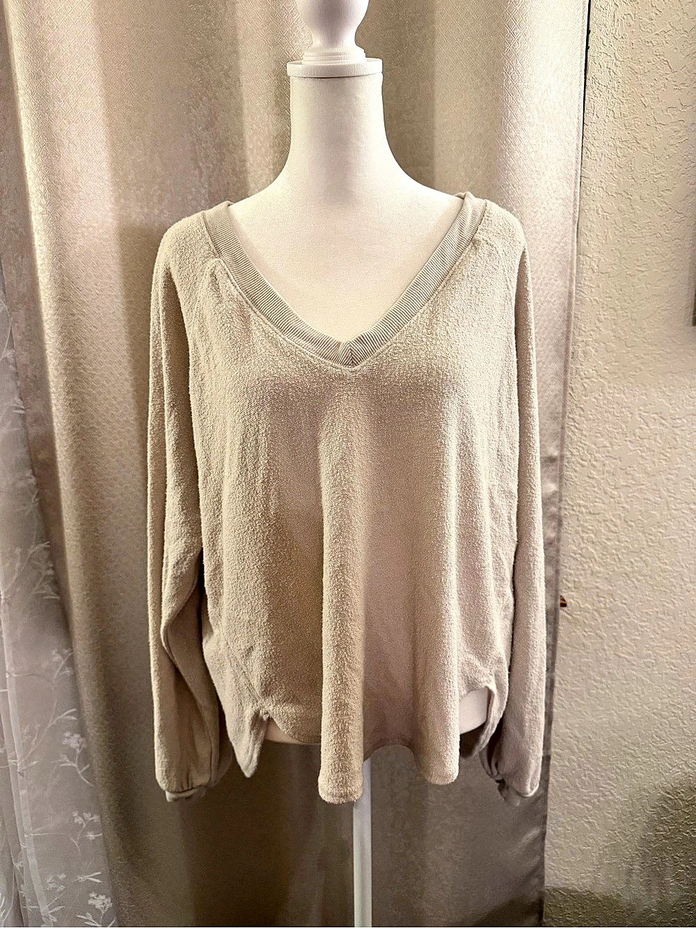 Urban Outfitters Women's V-Neck Sweater in Beige Like New